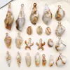 Colgantes de acrílico beige con forma de concha y caracola, ideales para manualidades. Accesorios para pulseras y collares.