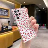 Estilo dulce y fresco, estampado completo con pequeñas flores rojas, alto valor estético, funda de teléfono transparente adecuada para Samsung S25+ funda blanda