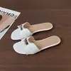 Sandálias Rasteirinhas de Metal Estilo Coreano para Mulheres, Uso Externo de Verão, Chinelos Casuais com Solas de Borracha, em Estoque para Entrega Imediata