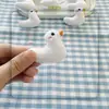 Muñeca de Peluche de Dibujos Animados Linda Broche de Muñeca Pato Blanco Accesorios para el Cabello de Niños Zapatos Calcetines Ropa Decoración Accesorios
