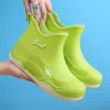 Novas Botas de Chuva Femininas Fashion Outwear Cano Curto Sapatos de Água Impermeáveis Antiderrapantes Forradas com Lã Leves Planas Cozinha Femininas Sapatos de Borracha