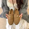 Mocassins femininos retrô, novos sapatos pequenos de couro da moda para primavera e outono, com fivela de metal, sapatos slip-on versáteis em estilo britânico 2026
