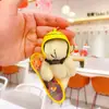 Novo Pingente de Pelúcia Urso de Skate Criativo Desenho Animado Fofo Chaveiro Estilo Vento Chaveiro para Mochila de Estudante