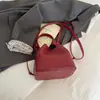 Bolsa Saco Transversal para Mulheres Nova Coleção Primavera/Verão 2026 Versátil Bolsa de Ombro Transversal com Acabamento de Luxo para o Dia a Dia e para Carregar na Mão