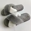 A abertura em cruz para os pés pode ser usada sobre pantufas de algodão felpudo.