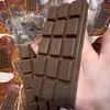 Brinquedo Squishy de Chocolate com Rebound Lento para Alívio de Estresse, Macio e Amassável com Textura de Lama, Sensação de Chupar Dedo para Crianças e Meninas