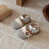 Sandálias tecidas com lenço de cabeça para meninas sapatos de princesa estilo pastoral infantil 2026 verão novo sapatos individuais estilosos para meninas bebê
