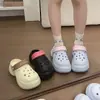 2026 Sapatos de Buraco EVA Verão Feminino Solado Grosso Uso Externo Novos Sandálias Fechadas de Alta Qualidade para Praia Resistentes ao Desgaste Respiráveis para Mulheres
