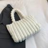 Bolsa Acolchoada para Mulheres 2025 Novo Estilo Coreano Moda Casual Bolsa de Ombro Grande Capacidade Doce Versátil Bolsa Tote Acolchoada