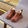 Botas curtas infantis forradas com fleece para o inverno, estilo britânico, botas Martin da moda com zíper lateral para meninos, botas da moda com sola macia para meninas