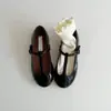 Zapatos Coreanos de Estilo para Niñas de Primavera y Otoño al por Mayor Retro Nicho Zapatos de Cuero con Tira en T para Niñas Pequeñas Versátiles Planos de Suela Suave con Velcro