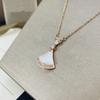 Colgante de Ágata Roja Edición Alta Cadena Clavicular Versátil Acero de Titanio Chapado en Oro Rosa de 18K Nácar Blanco Forma de Abanico Collar Falda Pequeña