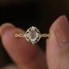 Anillo de Diseño Nicho de Lujo Europeo y Americano Cao Shi Anillo de Moda de Alto Sentido Anillo Elegante de Ojo de Gato con Piedra Lunar de Imitación