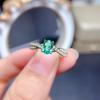Anillo para Mujer de Oro Blanco pt950 con Drenaje Vivo, Ocho Corazones y Ocho Flechas Micro-incrustado, Imitación de Esmeralda Colombiana Natural