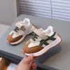 Novos tênis de malha respirável para primavera e outono para meninos, tênis casuais de sola macia antiderrapantes para corrida para meninas