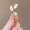 Broche de nuevo estilo para mujer, sentido de alta gama, nicho, broche al por mayor, pin de alta calidad, temperamento, fijación para ropa, traje, joyería de perlas