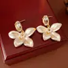 Pendientes de Aguja Plateada con Diseño de Flor de Perla con Goteo de Aceite Tachonado de Diamantes, Estilo Retro Francés, Pendientes Exquisitos y Versátiles, Lujo Ligero con un Toque de Alta Gama