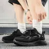 Novos sapatos masculinos de verão, tênis casuais esportivos respiráveis e versáteis para homens, adequados para o trabalho e para correr, com solas grossas antiderrapantes e design robusto