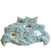 Juego de ropa de cama de cuatro piezas de algodón 100% clase A para dormir sin ropa, funda de edredón de algodón puro con estampado de dibujos animados fresco y lindo estilo ins, juego de tres piezas para dormitorios de estudiantes