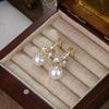 Aretes Geométricos de Flor de Perla Incrustados con Diamantes, Aretes Franceses Retro de Lujo Ligero Estilo Palacio Modernos de Alta Gama