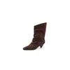 Botas femininas de couro macio estilo western, bico fino, comprimento até a panturrilha, nova coleção outono 2026, design retrô com abertura inclinada, efeito emagrecedor e detalhes plissados