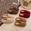 Pantufas peludas quentes e grossas com forro de fleece para aumentar a altura para mulheres, novo estilo outono 2026, pantufas de algodão versáteis com plataforma, fechadas, para uso externo