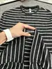 Camiseta retro de rayas y bloques de color estilo americano para hombre, una prenda gruesa de cuello redondo para otoño, que ofrece un look sofisticado como capa interior o camiseta básica