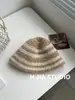 Gorro de Pescador de Felpa Tejido a Rayas para Mujer, Otoño e Invierno, Adelgazante de Rostro, Versátil, Cálido, Nuevo Modelo 2025, Sombrero de Cubo para Circunferencia de Cabeza Grande