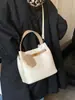Bolso cruzado de un solo hombro casual de moda con textura simple, bolso de personalidad de estilo nuevo, bolso tipo cubo para mujer, tendencia de invierno 2026