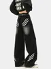 Calça jeans retrô vermelha com três listras oblíquas, estilo americano, com visual urbano, corte reto e costura lateral. Calça moderna e estilosa.