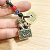 Chaveiro de Latão com Cinco Moedas dos Imperadores, Sino do Sutra do Coração, Machado, Espada, Talismã e Pingente Bagua; Itens Pequenos para Atrações Turísticas, Festas de Templo e Barracas de Rua