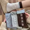 Meias versáteis estilo slouch com blocos de cor retrô, estampa floral e renda de diamante para outono e inverno para mulheres, meias de algodão sem costura no meio da panturrilha para mulheres