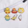 Amazon nuevo broche de animal de dibujos animados de patito amarillo lindo travieso insignia de patito creativo accesorios
