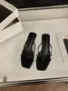 Primer encuentro con las sandalias de dedo de moda y los zapatos de hada para usar al aire libre en el verano de 2026, sandalias pequeñas de estilo francés combinadas con faldas, tiras finas