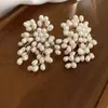 "Abalorio Floral de Perla" aretes de botón florales vintage con circonita y perla, aretes de lujo ligero de alta gama con un diseño único, aretes de nicho