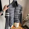2026 Versión de Gama Alta Otoño e Invierno 2024 Nueva Chaqueta de Algodón Rellena de Plumas de Punto de Lujo con Parches en las Mangas Cuello Alto Versátil Ligera para Negocios