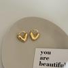 Estilo europeo y americano tridimensional amor alta calidad latón chapado en oro color duradero corazón de melocotón temperamento personalidad simple metal versátil pendientes