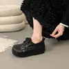 Sapatos femininos de couro com cadarço estilo britânico com aumento interno de altura, novo modelo outono 2026, sapatos versáteis de cano baixo com sola grossa para pessoas baixinhas