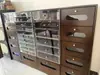 Gabinete Vintage de Madera Maciza para Uñas, Gabinete de Almacenamiento y Exhibición de Uñas Estilo Antiguo, Gabinete de Almacenamiento de Piso para Esmaltes de Uñas de Salón de Uñas