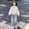 Conjunto de Jaqueta com Capuz de Renda Doce com Babados e Orelhas de Coelho e Calça Jeans Fashion para Crianças Médias e Grandes Primavera e Outono Tendência