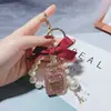Llavero de botella de agua con diamante creativo Colgante de lazo de moda coreana Colgante de cadena de perlas de aleación para bolso Regalo