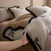 Juego de Ropa de Cama Gruesa Tallada de Leche Polar Clase A Invierno Sábanas de Coral Polar Fundas de Edredón Juego de Tres Piezas para Dormitorio de Princesa