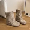 Botas de moda estilo europeo y americano con punta redonda para mujer, nuevas botas cortas de gamuza a media pantorrilla con aumento interno de altura y hebilla de cinturón para personas menudas, otoño 2026