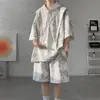 Camisa Tie-Dye de Manga Curta Plus Size 8XL para 2025 Veste 150kg Combina com Verão Meninos Usam Conjunto Completo de Ternos Masculinos de Duas Peças
