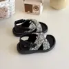 Sandalias Estilo Guochao para Mujer Verano 2025 Nuevas Hebilla Fondo Plano Punta Abierta Estilo Lujo Pequeño Romanas Deportivas Zapatos de Playa