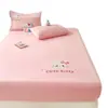 Sábana de Cama Bordada Patchwork de Leche para Otoño e Invierno Serie de Avatares Lindos Pieza Individual Juego de Tres Piezas Cubrecama Opcional Funda Protectora Antideslizante