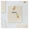 Estilo cool ins, letras inglesas artísticas, cartões com franjas, nail art, joias, adereços de fotografia, decorações de fundo e peças de exibição