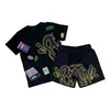 Estética Y2k Gótico Masculino Conjunto de 2 Piezas Hip-Hop Estampado de Letras Camiseta sin Cuello Pantalones Anchos con Cordón traje Duo