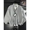 Malha Maillard Estilo Old Money Falsa Duas Peças Gola V Masculina Outono e Inverno Retrô High-End Malha para Casal Camada com Roupa de Baixo