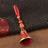 Colgante de campana de cobre roja de diseño original para la fortuna con cuerda tejida a mano y campana con carácter "Fu" para decoración de llavero de coche